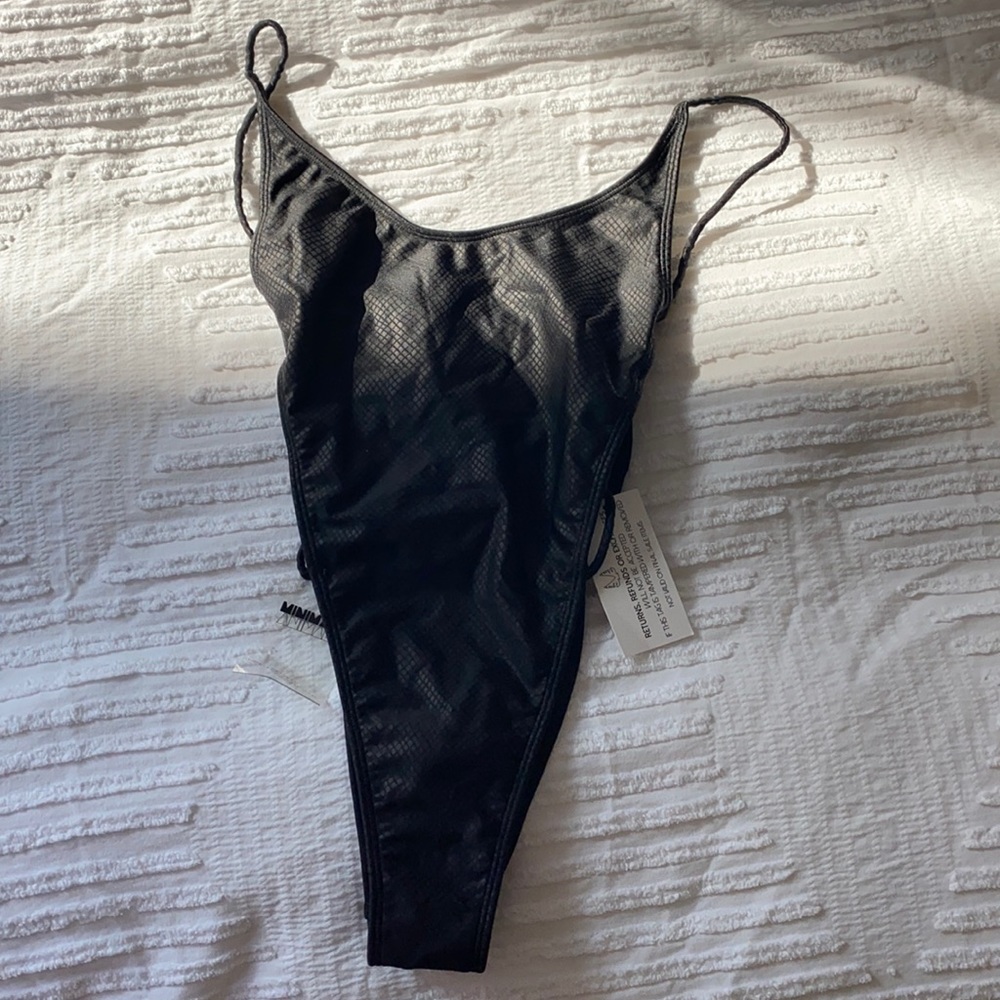 Minimale Animale back one piece sold out online